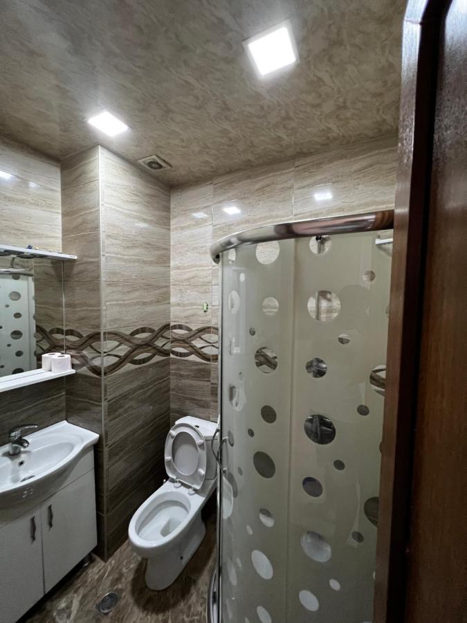 Nukri's Apartment Batumi Bagian luar foto